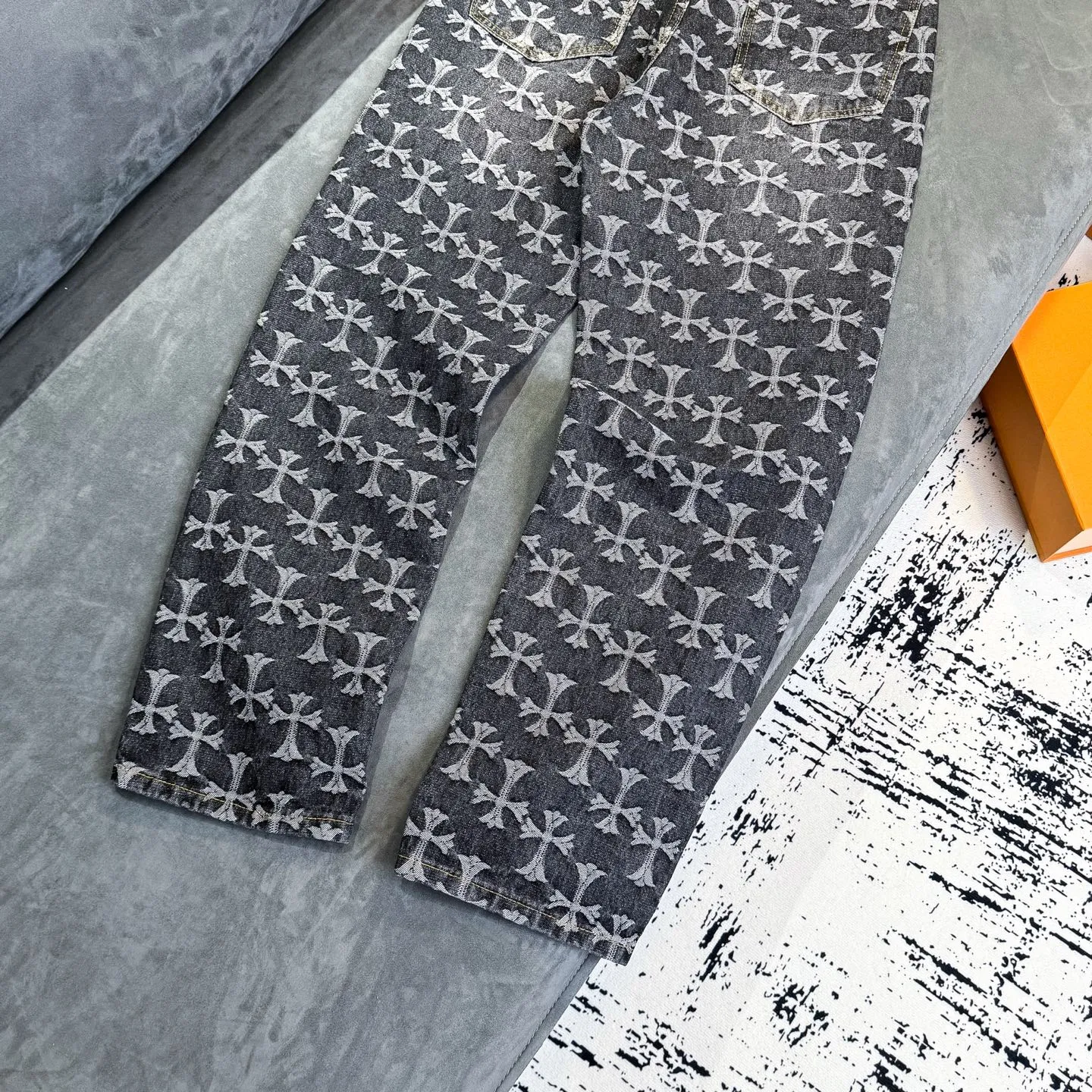 P220 [Black] Chrome Hearts｜Chrome Hearts CH all-over jacquard bootcut jeans - the same style as those of Internet celebrities. Cross-printed jeans, with unique cross design elements and all-over printing, full of design. It is made of 100% denim cotton fabric with heavy coarse yarn count, which ensures a stiff and tough silhouette while being soft, comfortable and breathable. The lapel is designed with silver buttons and is full of texture.  The classic dark yellow cross logo is all over the pants. They are generous and full of personality without being exaggerated. They are perfect for spring and summer!    Custom hardware! Same style for couples!  The three standards are complete, and the non-market version of the same style for men and women is free to compare and the quality is absolutely guaranteed. Size: 28/30/32/34/36 (s-xxl) Waist: 72/77/82/87/92 Knee: 55/56.5/58/59.5/61 Pants length: 103.5/110.5/107.5/109.5/111.5